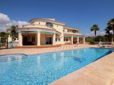 Chalet con piscina en venta en Pueblo - Urbanizaciones