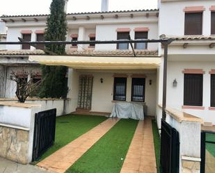 Jardí de Casa o xalet en venda en El Hito  amb Calefacció, Traster i Piscina comunitària