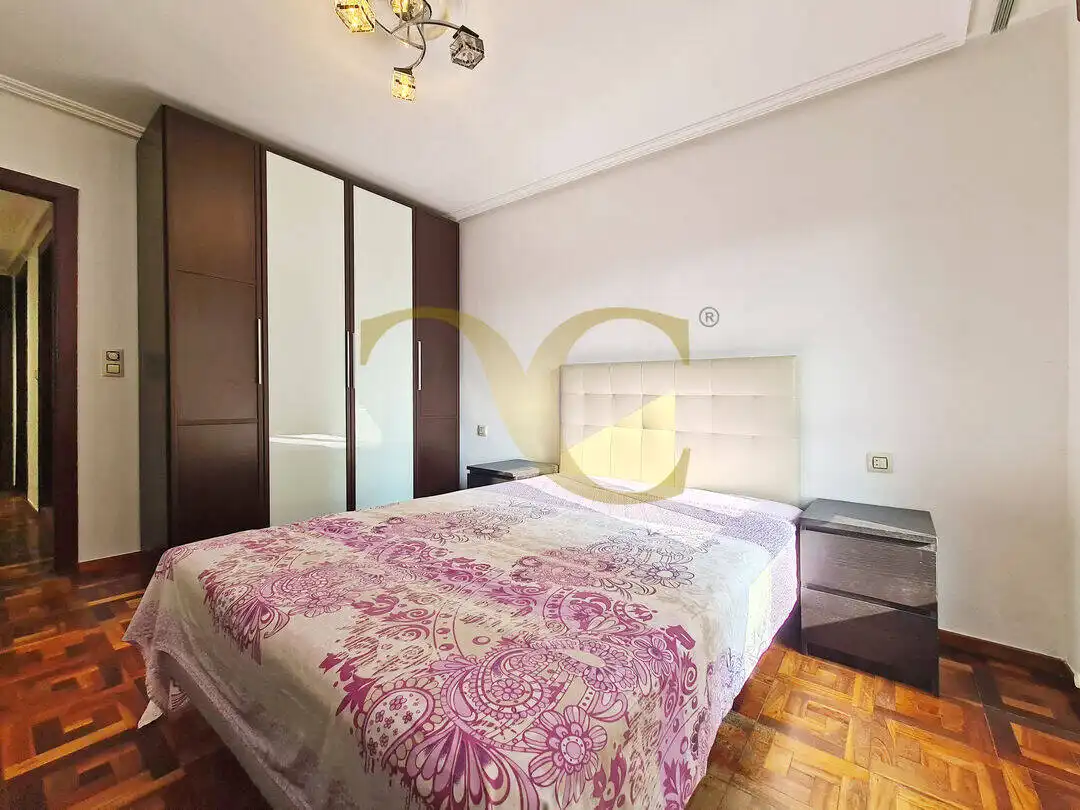 Habitación de Piso en venta en Oviedo  con Calefacción, Trastero y Amueblado