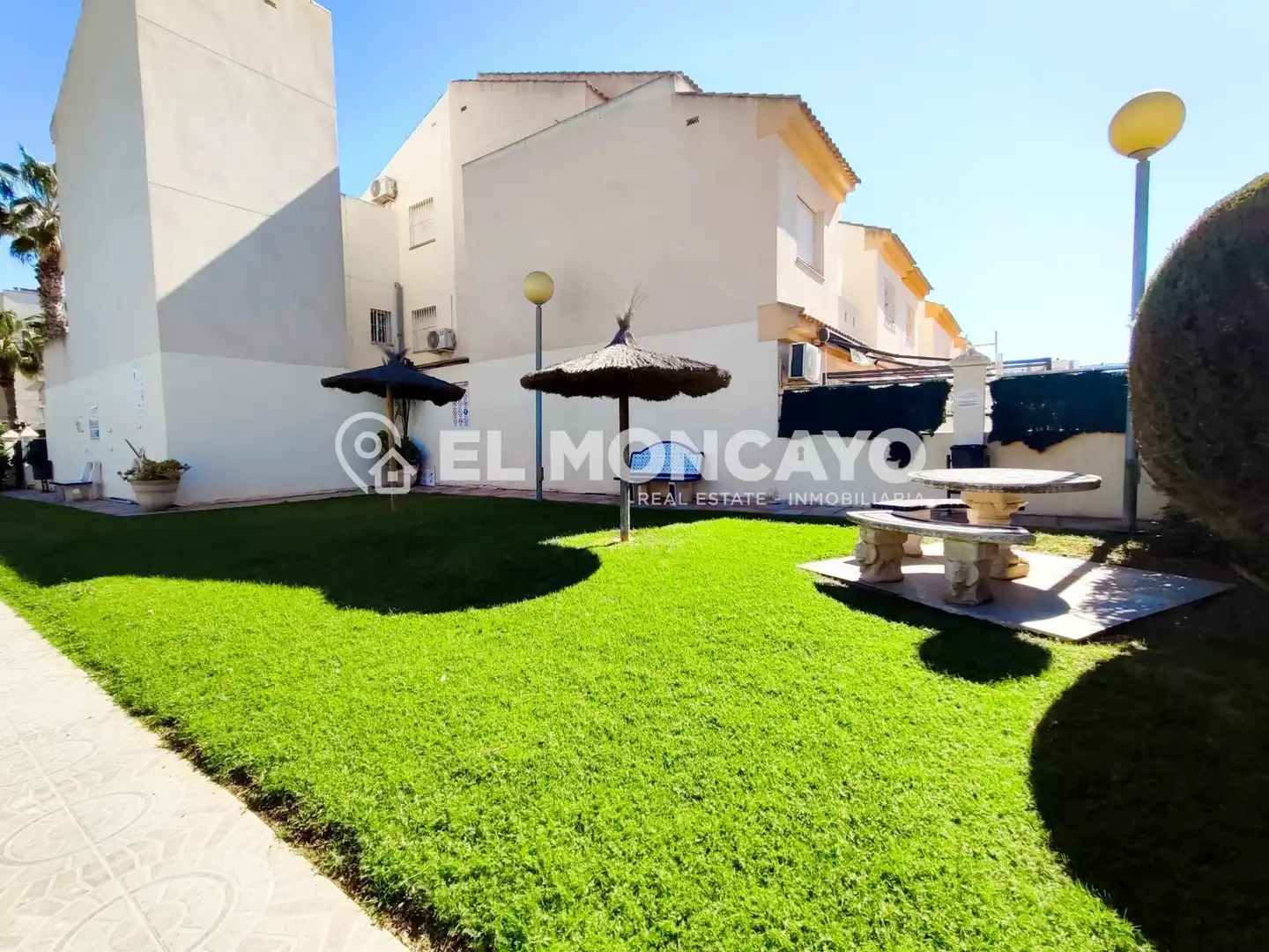 Vista exterior de Casa adosada en venda en Orihuela amb Aire condicionat, Calefacció i Jardí privat