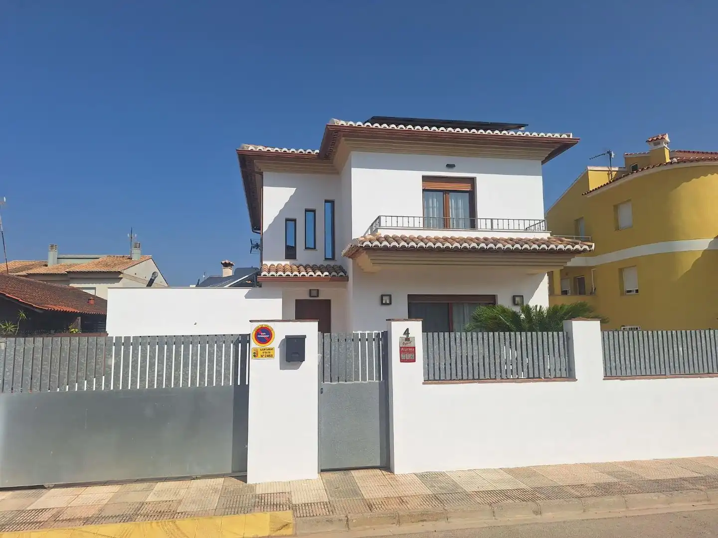 Vista exterior de Casa o xalet en venda en Oliva amb Aire condicionat, Terrassa i Piscina