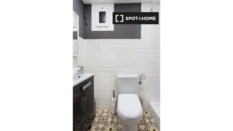 Bathroom of Flat for rent in L'Hospitalet de Llobregat  with Air Conditioner, Heating and Furnished