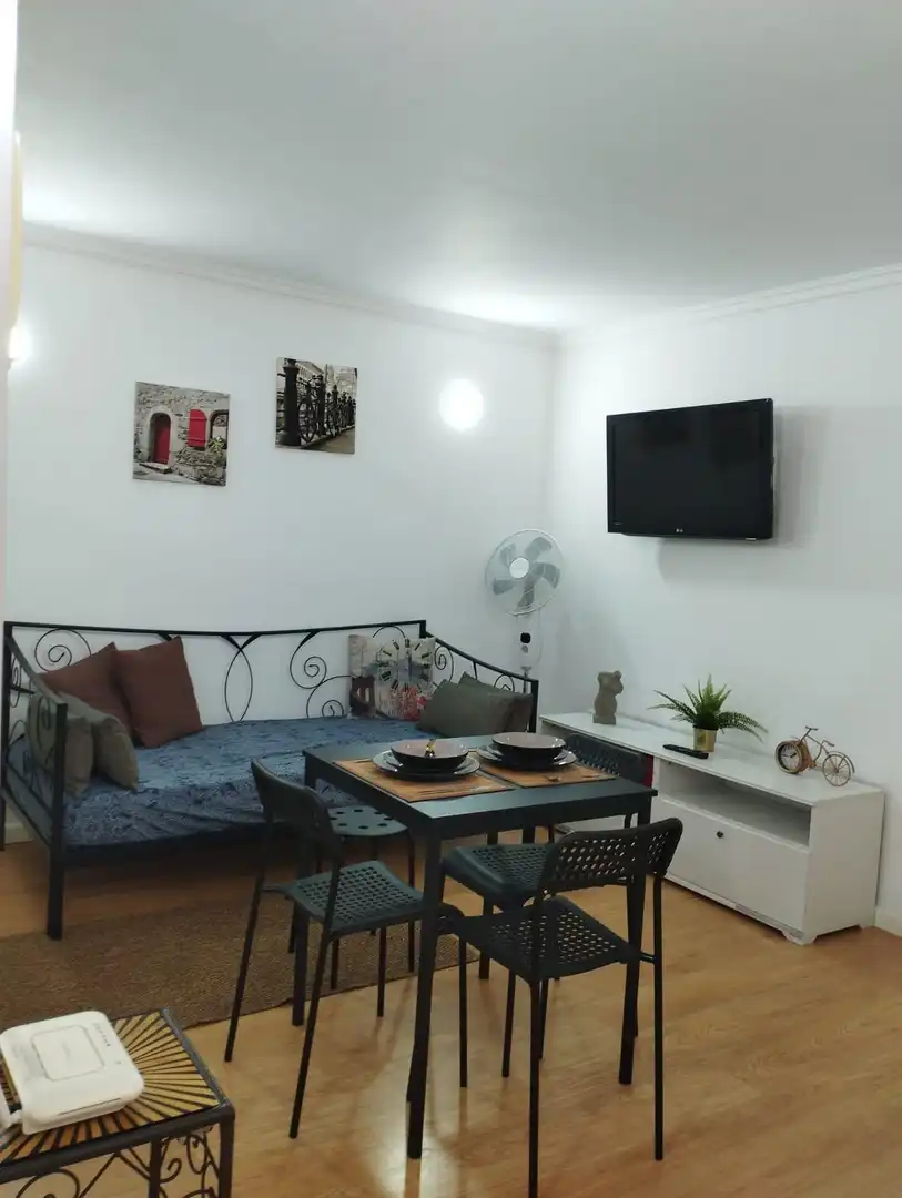 Sala d'estar de Estudi de lloguer en Puerto de la Cruz amb Moblat
