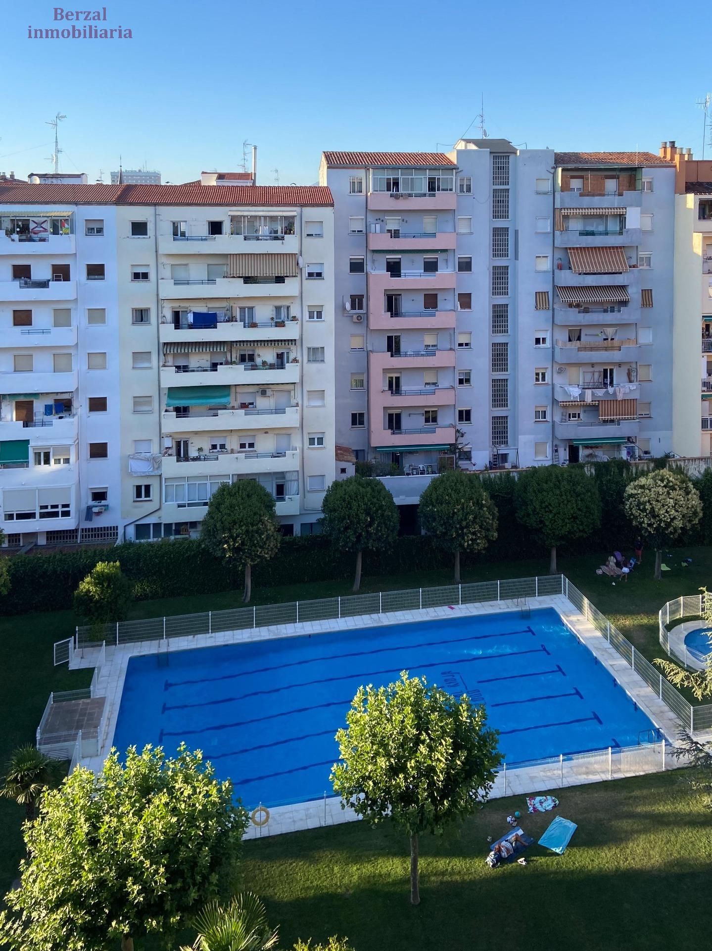 Swimming pool of Flat for sale in  Logroño