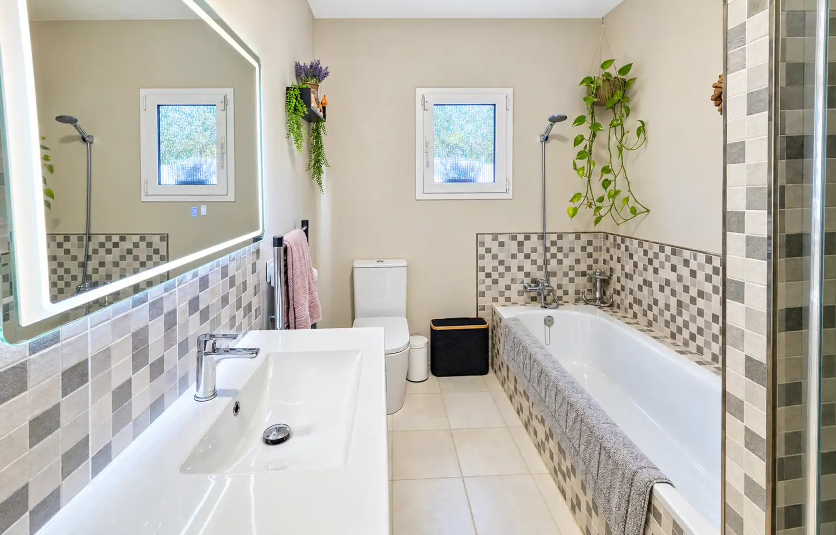 Bathroom of Houses for sale in La Duquesa