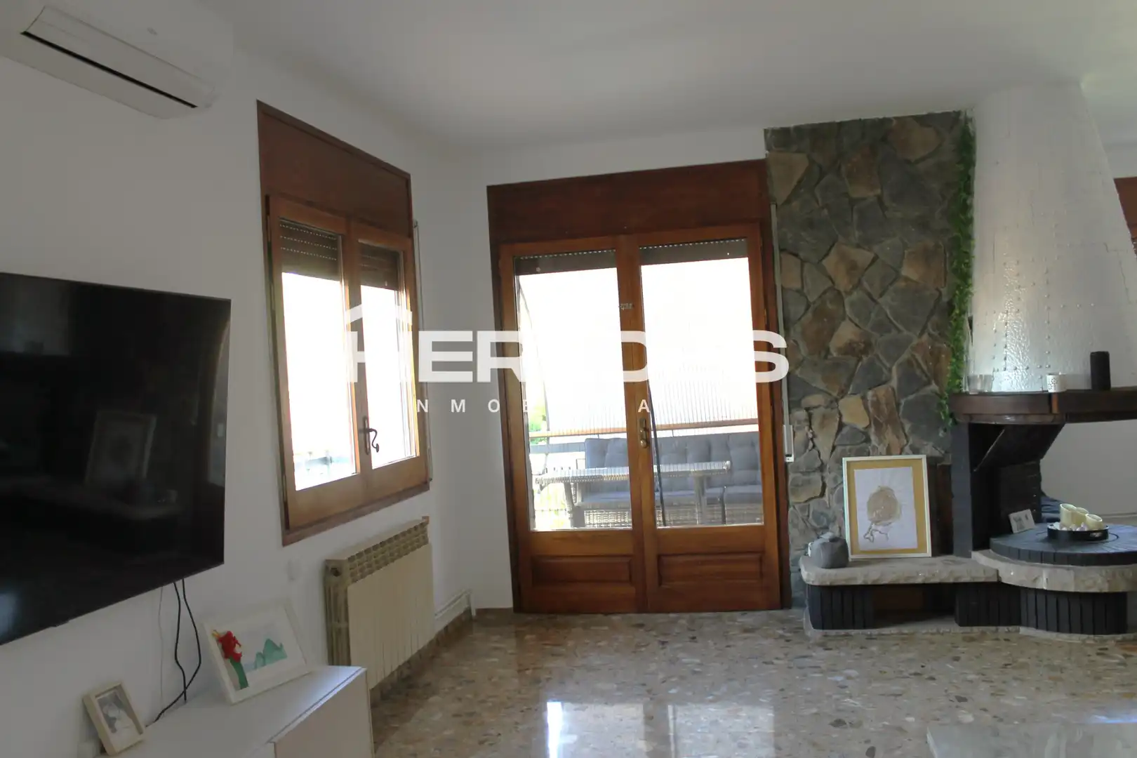 Sala d'estar de Casa o xalet en venda en Torrelles de Llobregat amb Aire condicionat, Calefacció i Jardí privat