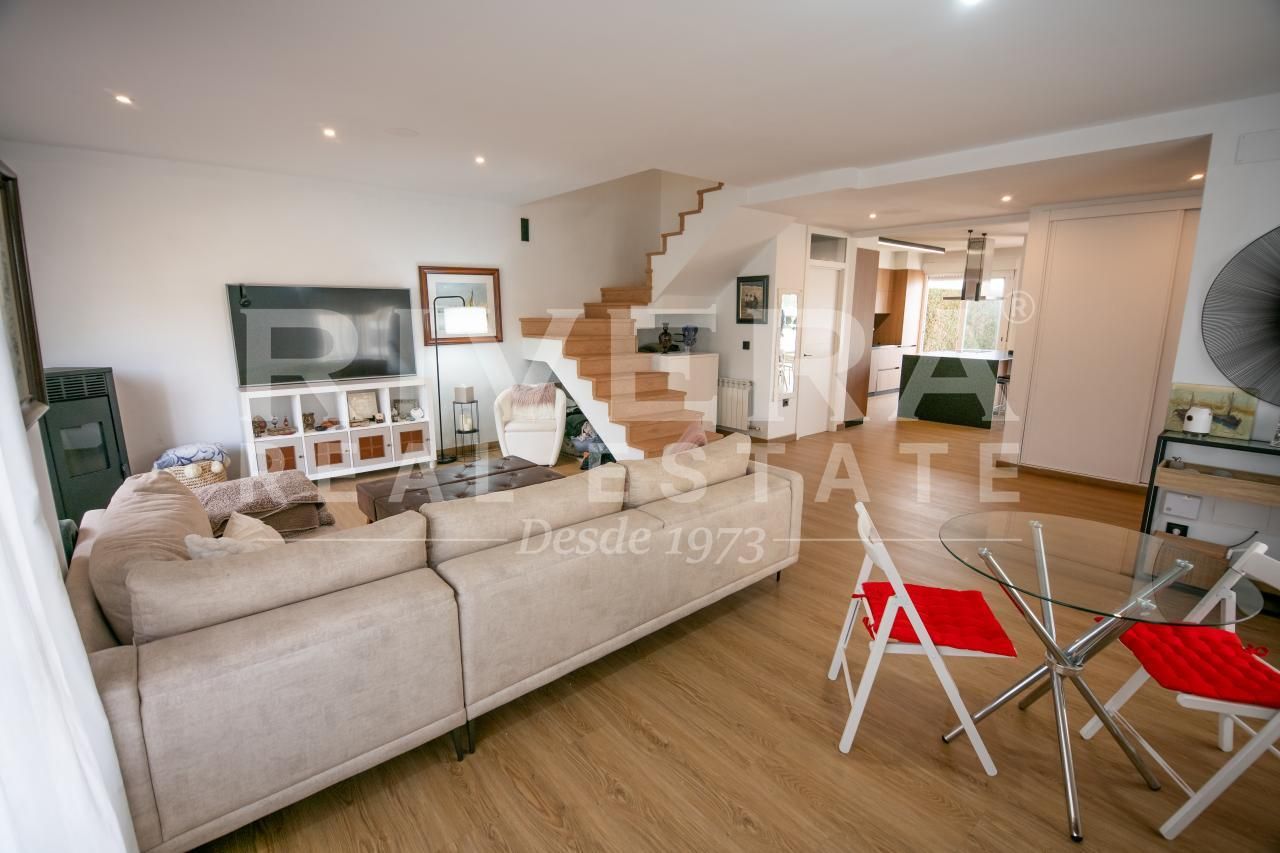 Sala d'estar de Casa adosada en venda en Sanxenxo amb Calefacció, Jardí privat i Terrassa