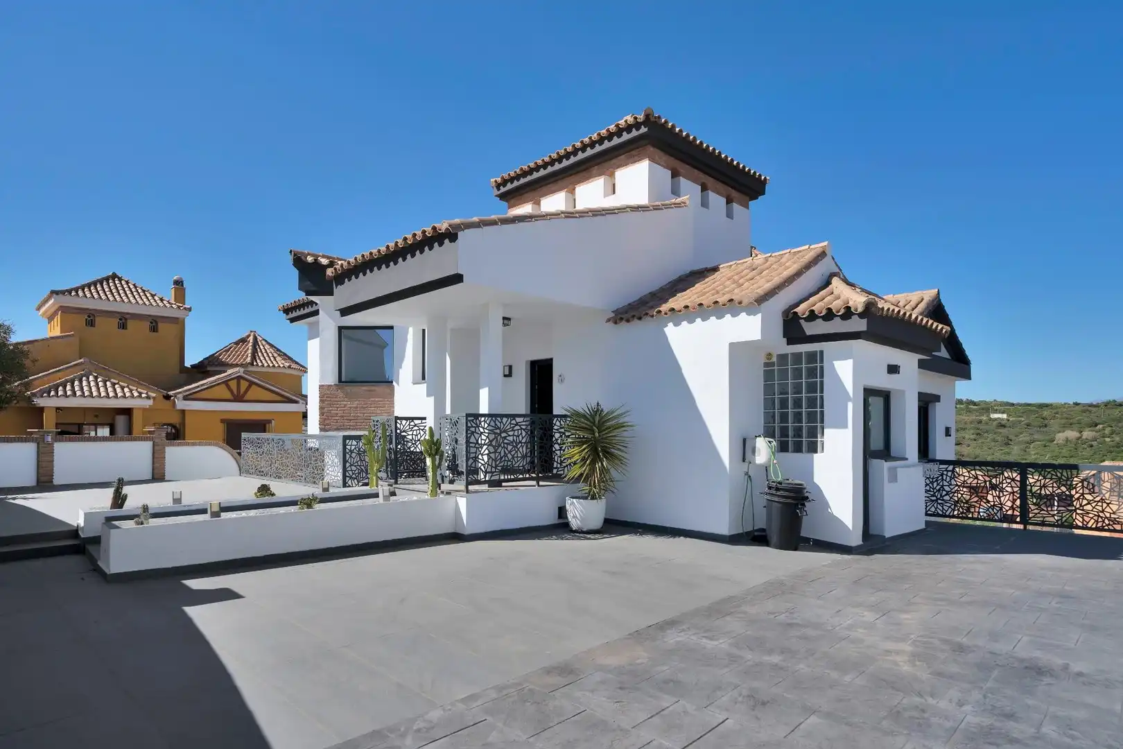 Vista exterior de Casa o chalet en venta en La Alcaidesa con Terraza, Trastero y Piscina