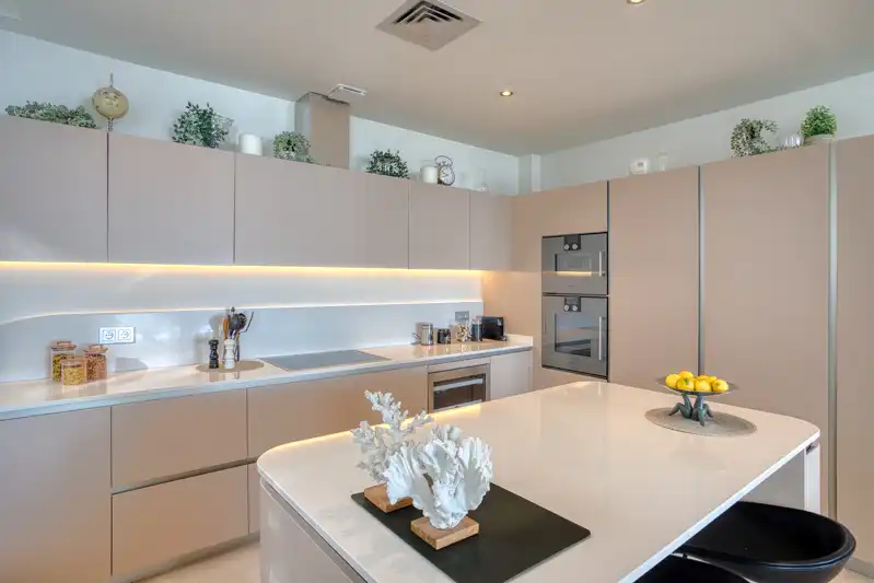 Cuina de Apartament en venda en Marbella amb Aire condicionat, Calefacció i Jardí privat