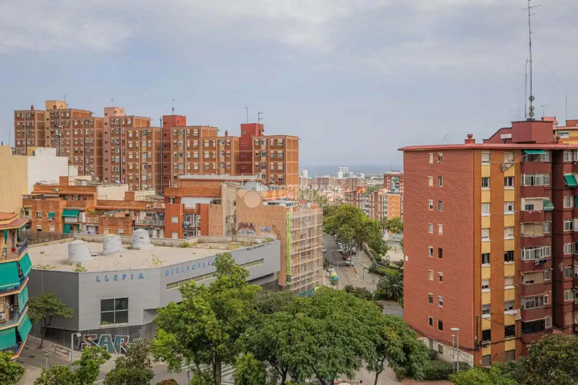 Vista exterior de Piso en venta en Badalona con Balcón