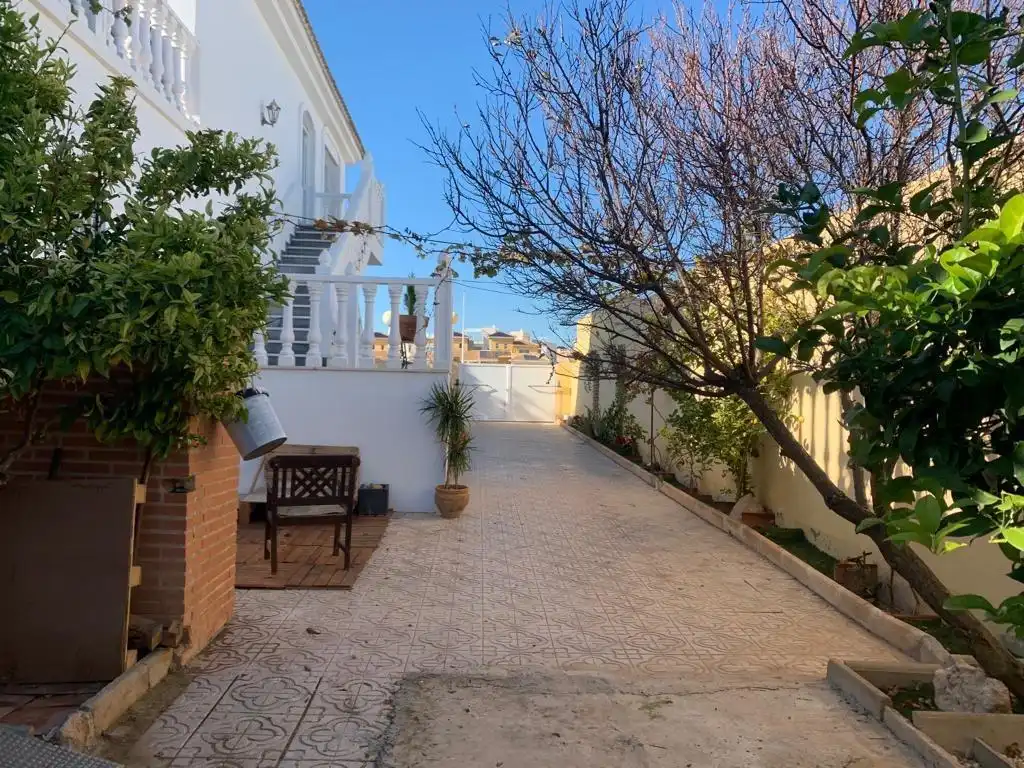 Vista exterior de Casa o xalet en venda en Orihuela amb Aire condicionat, Calefacció i Jardí privat