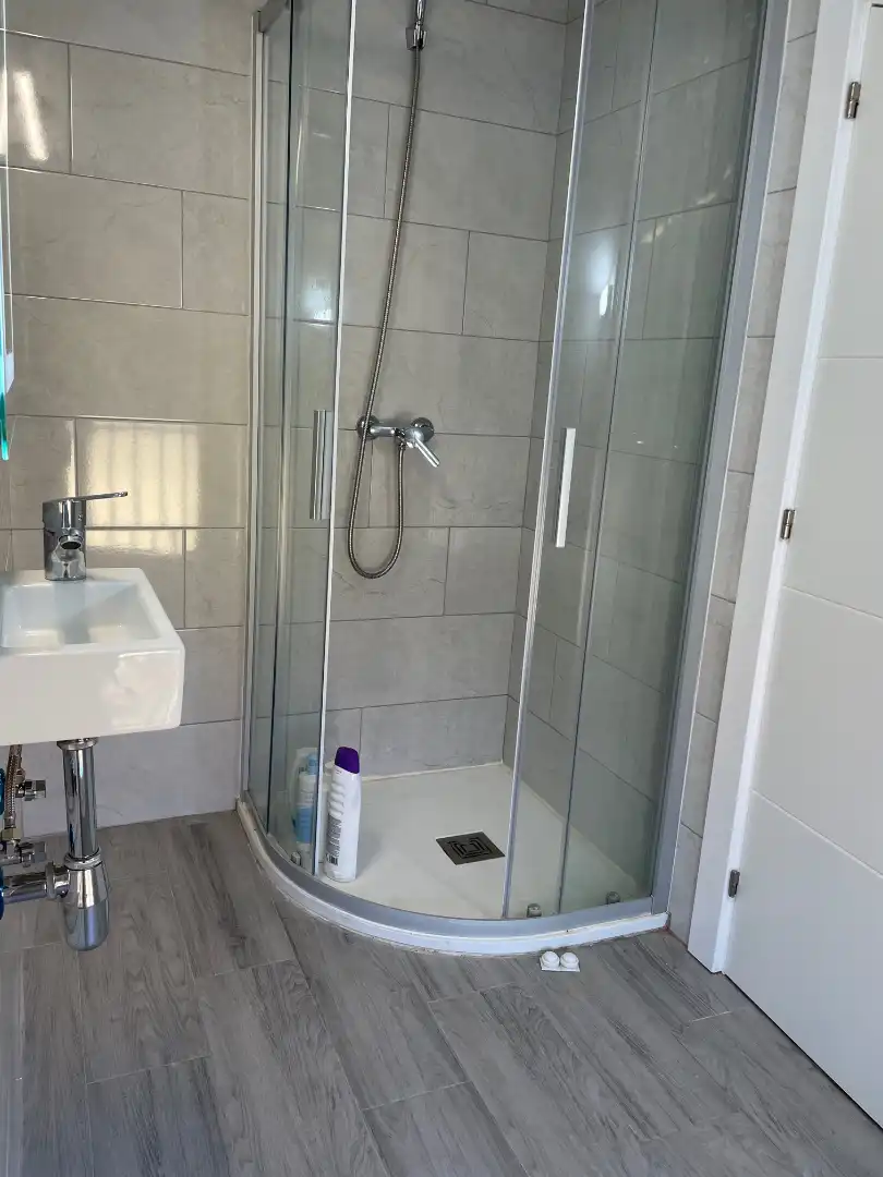Badezimmer von Wohnung zur Miete in Trujillo mit Klimaanlage, Heizung und Abstellraum