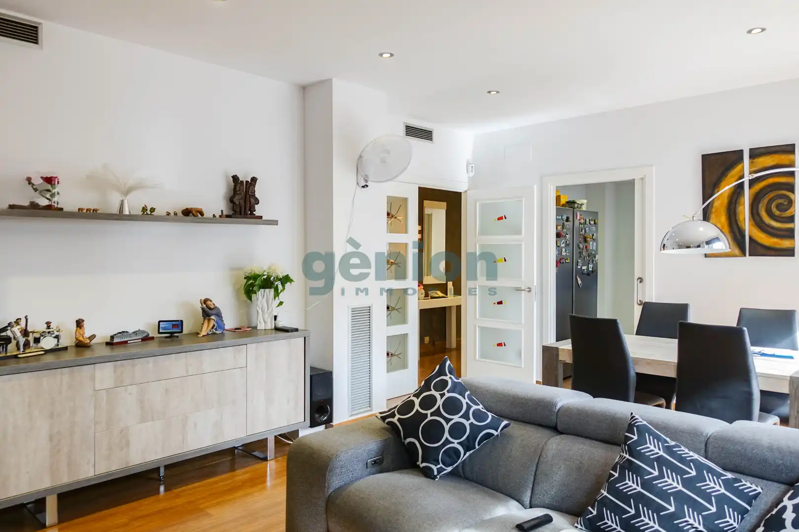 Sala d'estar de Casa o xalet en venda en Girona amb Aire condicionat, Calefacció i Jardí privat