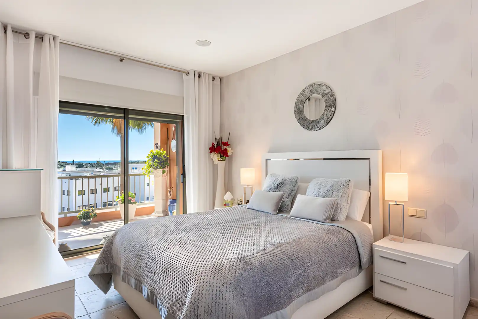 Dormitori de Apartament en venda en Estepona amb Aire condicionat, Terrassa i Traster