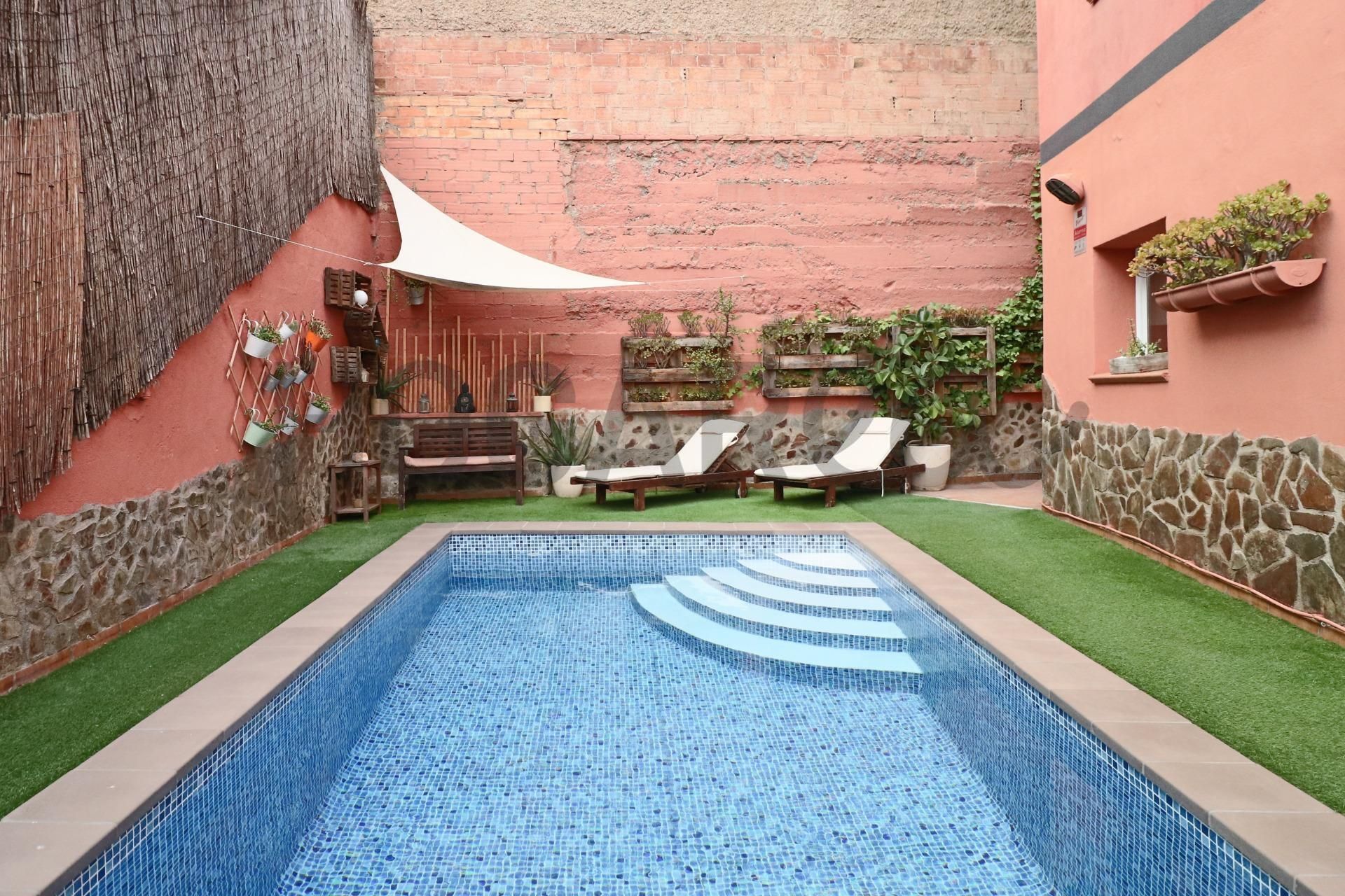 Piscina de Casa o xalet en venda en Molins de Rei amb Aire condicionat, Calefacció i Jardí privat