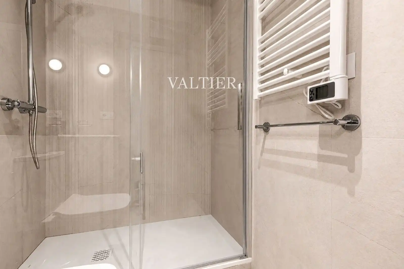 Bathroom of Flat for rent in Madrid  with Air Conditioner, Heating and Furnished