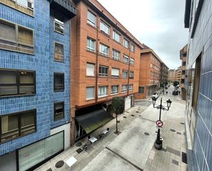 Vista exterior de Pis en venda en Oviedo  amb Balcó