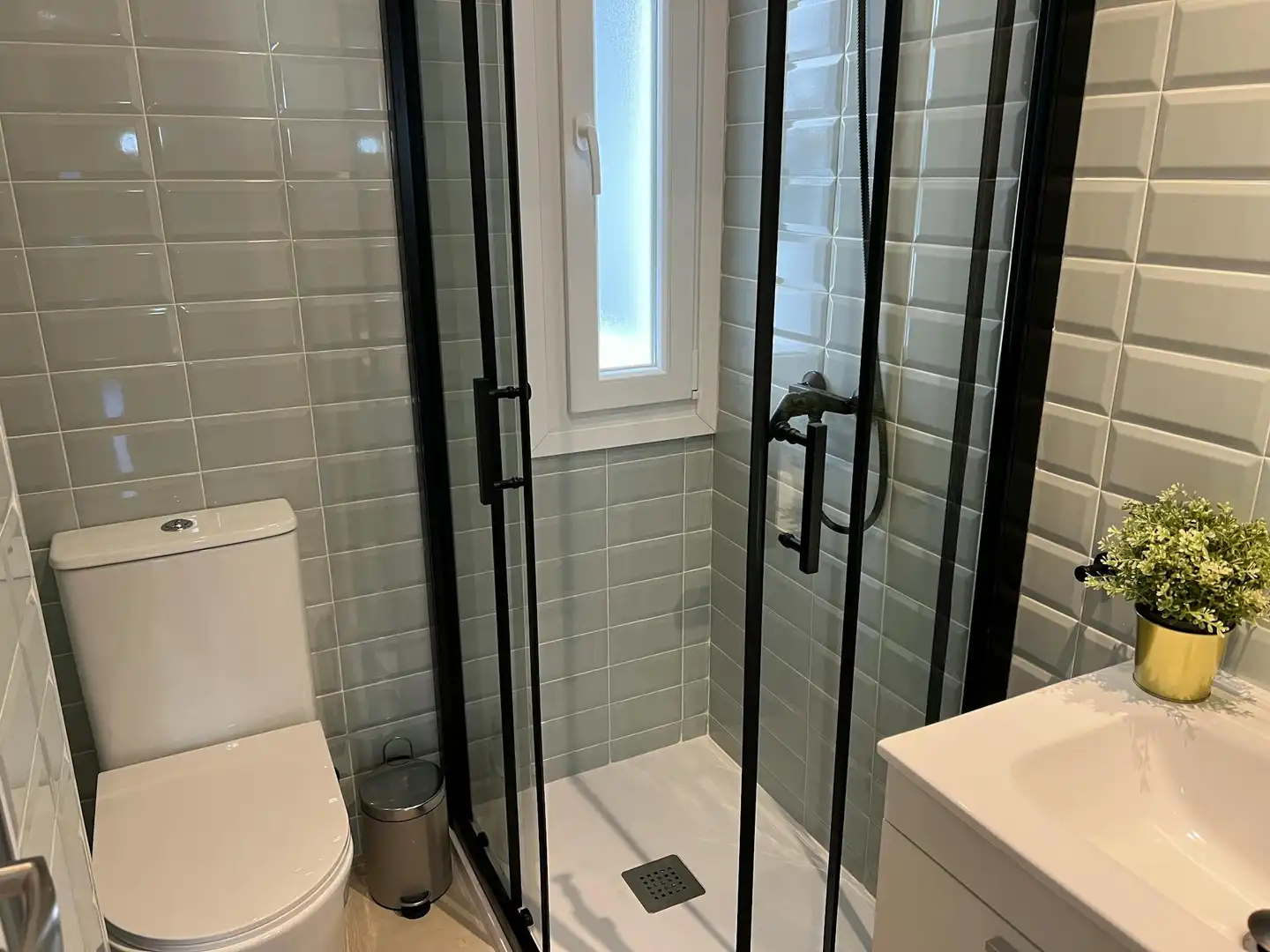 Badezimmer von Wohnung zur Miete in Madrid mit Heizung, Möbliert und Waschmaschine