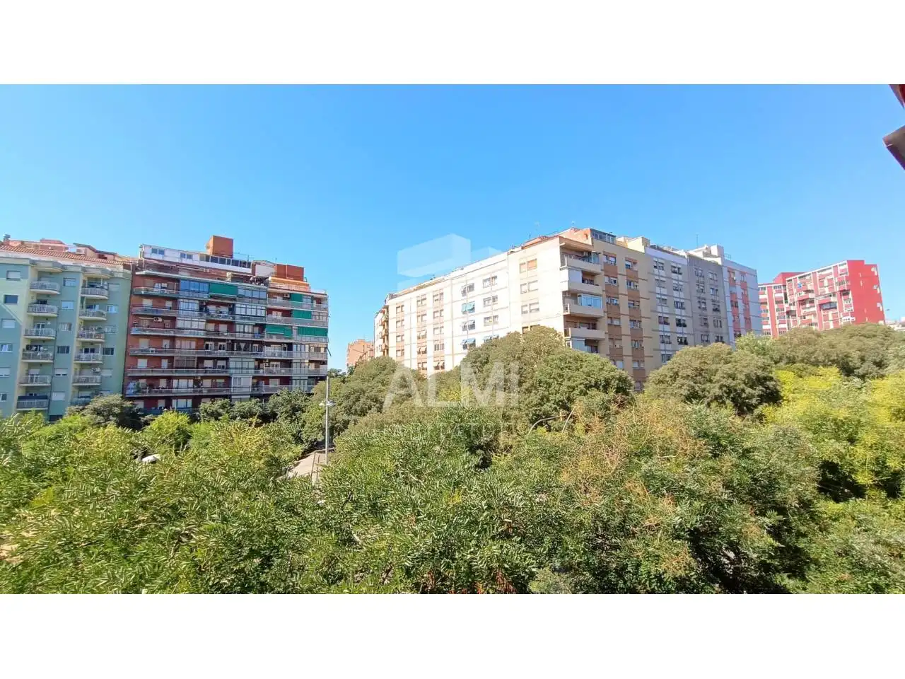 Vista exterior de Pis en venda en Barcelona amb Aire condicionat i Balcó