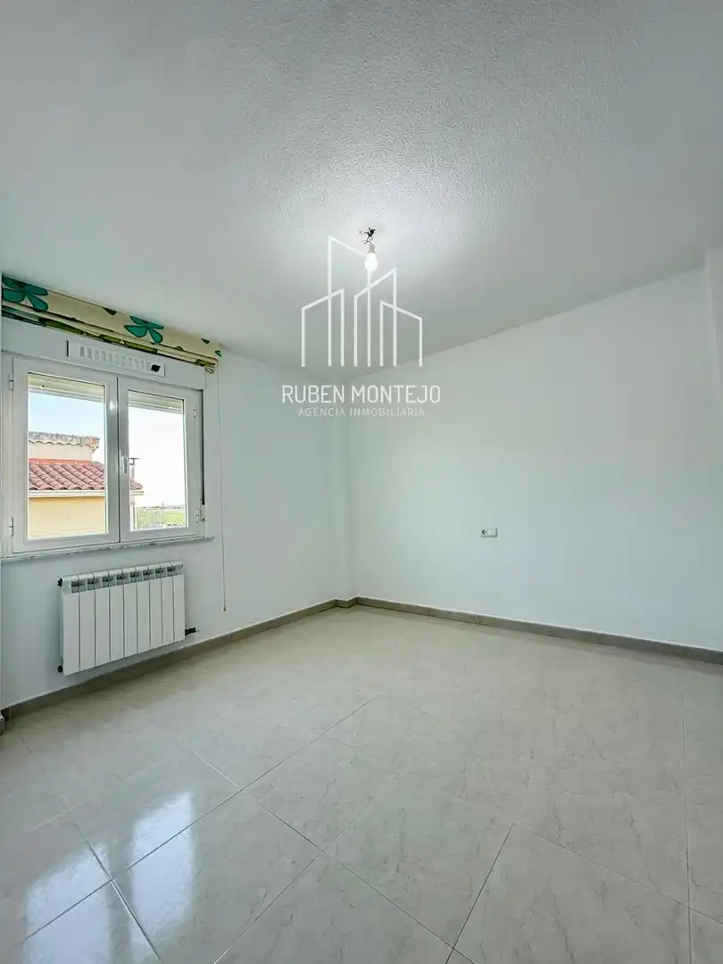 Schlafzimmer von Einfamilien-Reihenhaus zum Verkauf in Matilla de los Caños del Río mit Heizung, Privatgarten und Terrasse