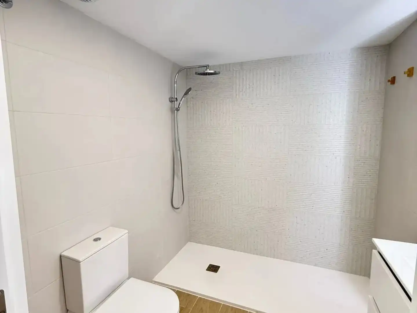 Baño de Piso de alquiler en El Campello con Aire acondicionado, Calefacción y Piscina
