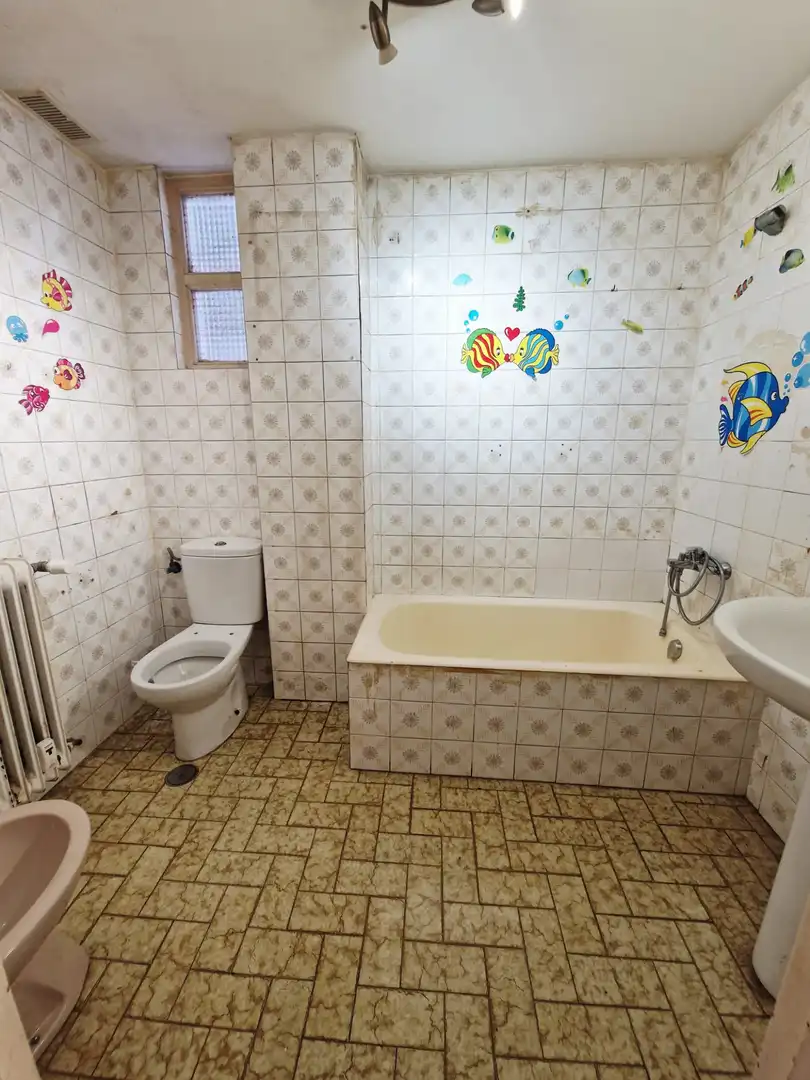 Baño de Piso en venta en Oviedo  con Calefacción