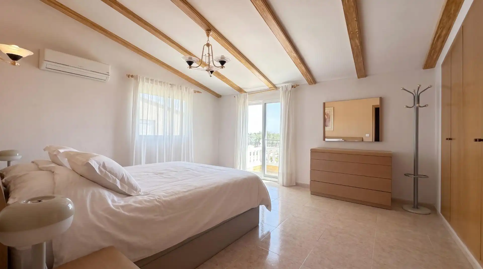 Dormitori de Casa o xalet en venda en La Pobla de Vallbona amb Aire condicionat, Calefacció i Jardí privat