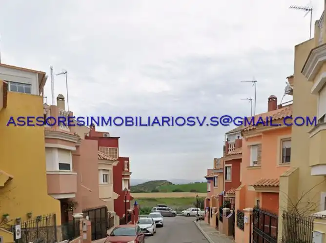 Vista exterior de Casa adosada en venda en Castilleja de Guzmán amb Piscina i Balcó