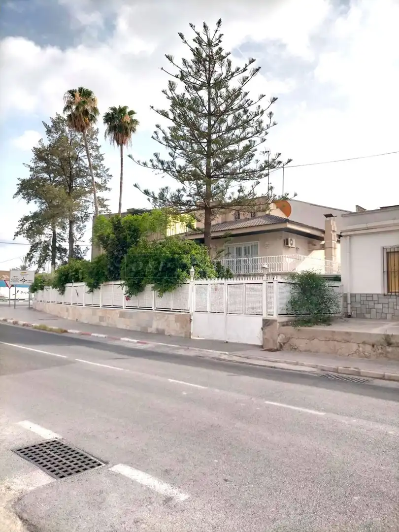 Vista exterior de Casa o xalet en venda en Orihuela amb Jardí privat, Terrassa i Traster