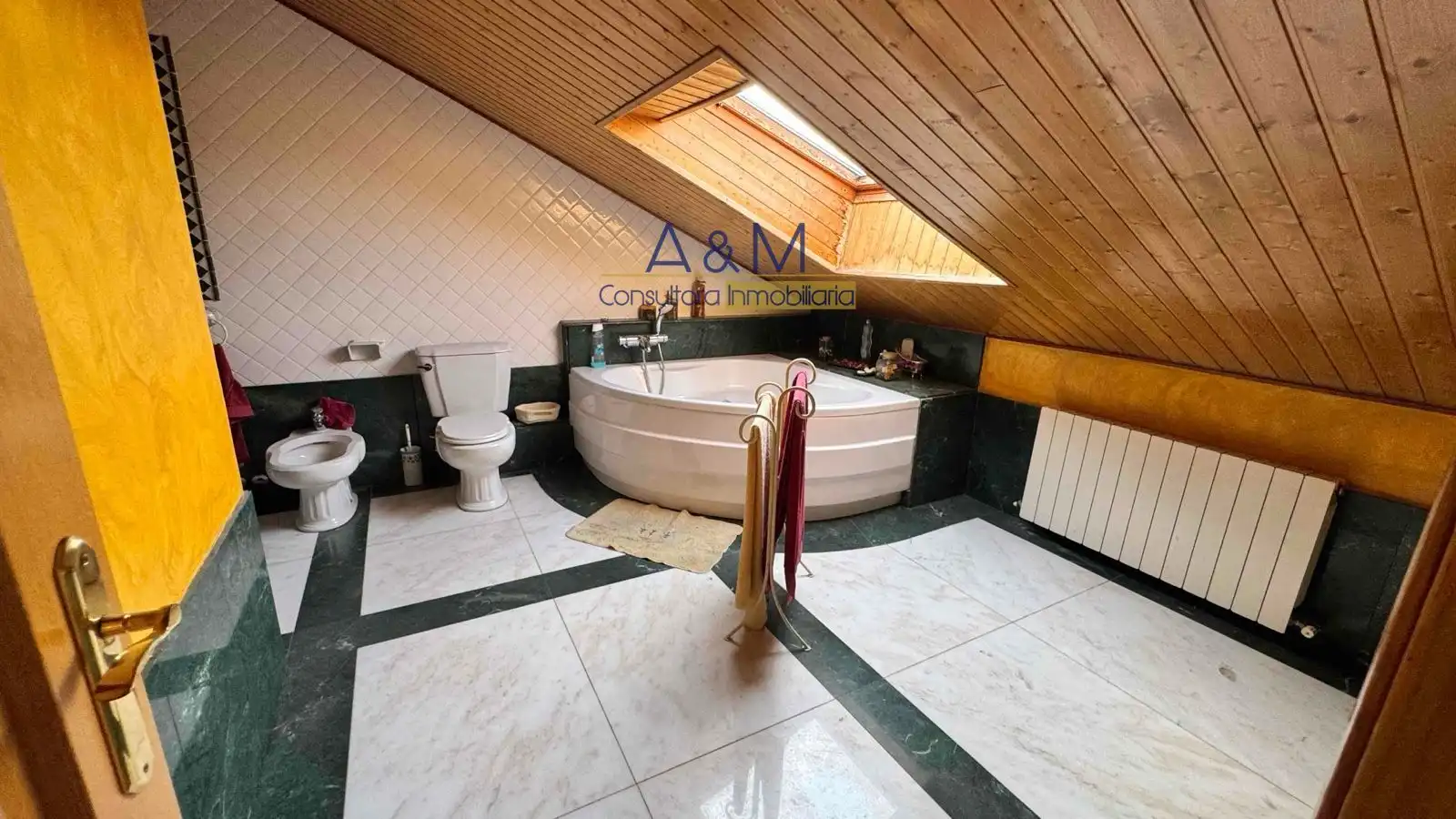 Bathroom of Houses for sale in Santovenia de Pisuerga  with Air Conditioner, Heating and Terrace