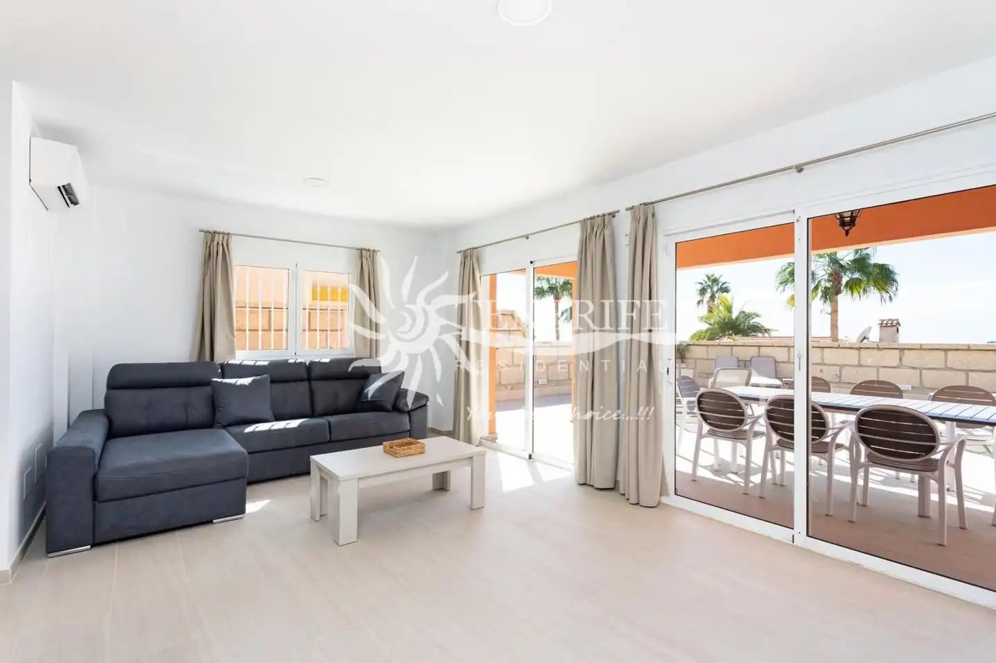 Vista exterior de Casa o xalet en venda en Adeje amb Aire condicionat, Terrassa i Moblat