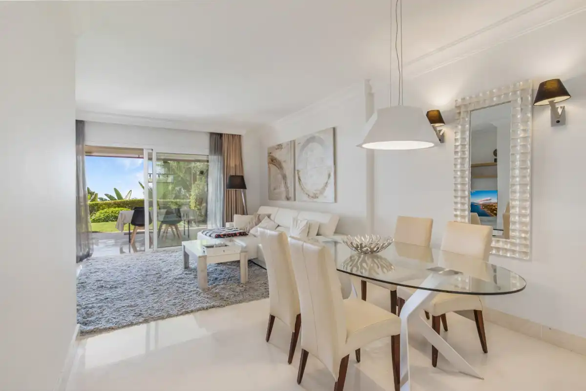 Menjador de Apartament de lloguer amb opció a compra en Benahavís amb Aire condicionat, Jardí privat i Moblat