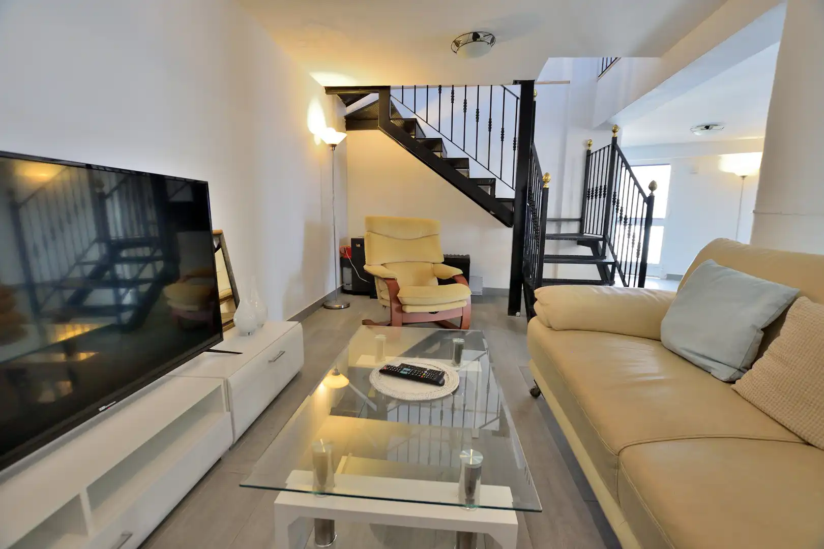 Sala d'estar de Casa adosada en venda en Ronda amb Terrassa, Piscina i Balcó
