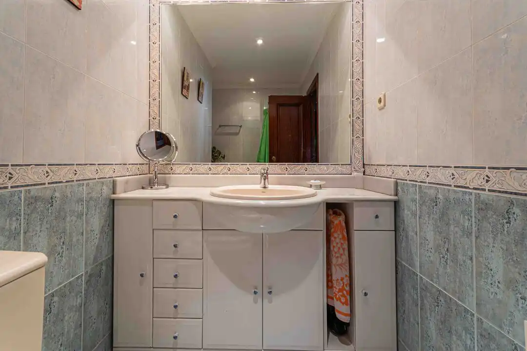 Bathroom of Flat for sale in Madrid  with Air Conditioner, Heating and Storage room