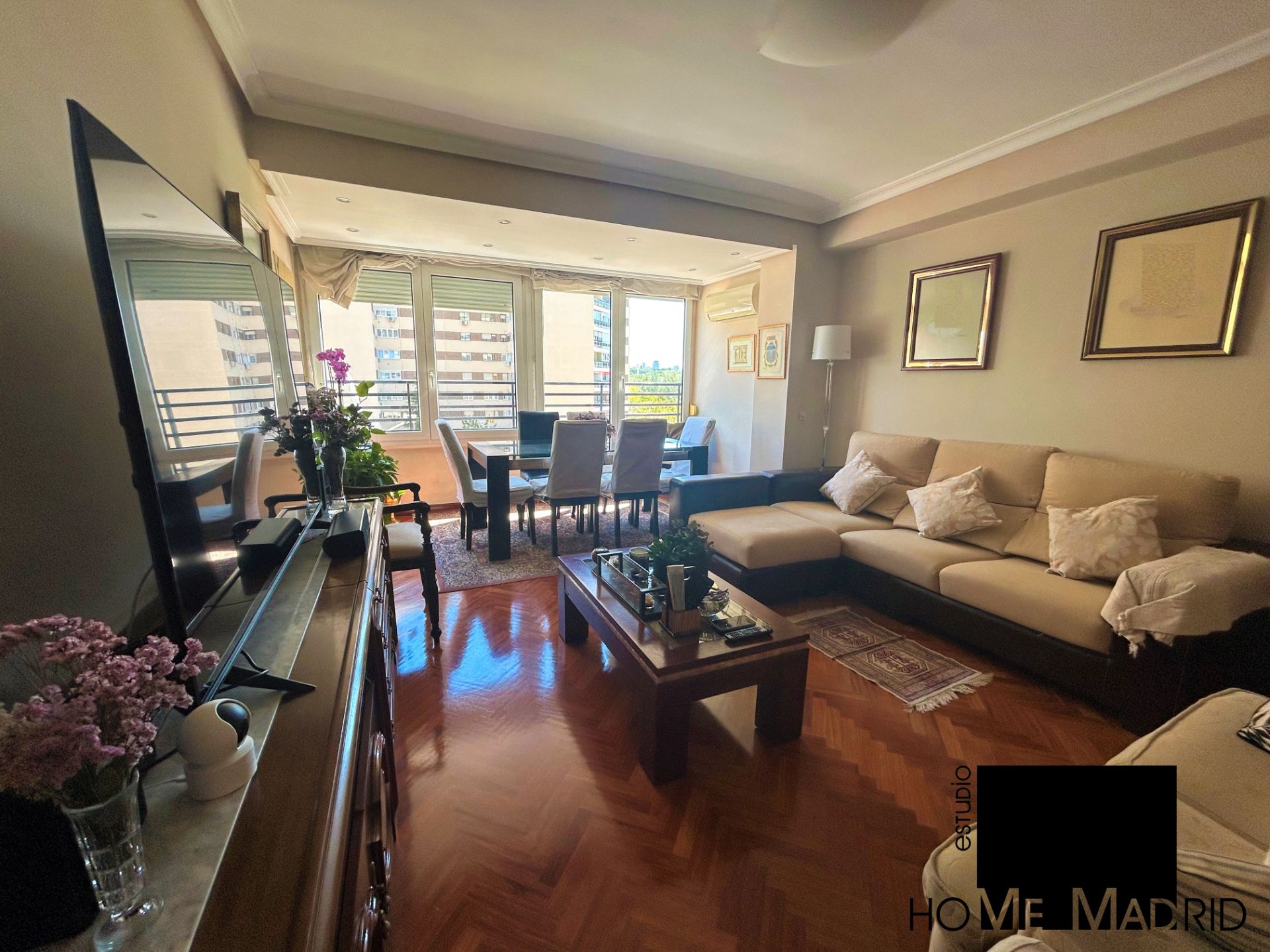 Sala d'estar de Pis en venda en  Madrid Capital amb Aire condicionat, Calefacció i Parquet