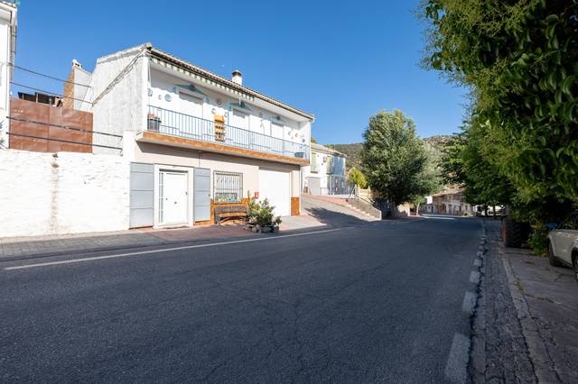 Casa-chalet en Venta en  Calle Granada en Benalúa de las Villas