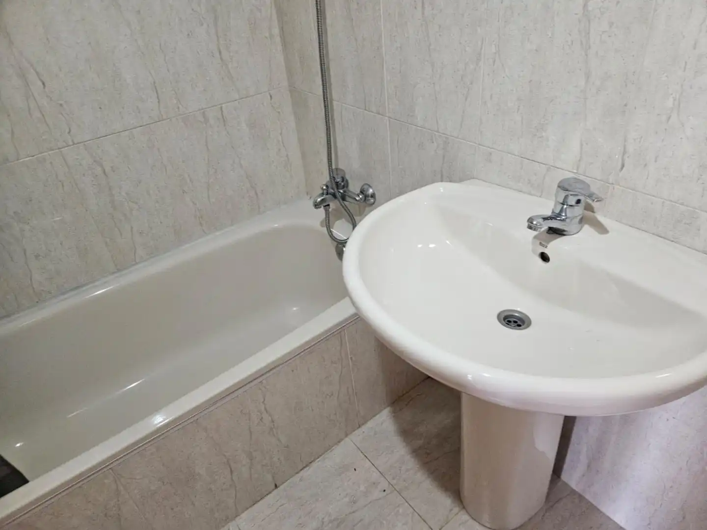 Bathroom of Apartments for sale in  Logroño  with Air Conditioner, Heating and Parquet flooring