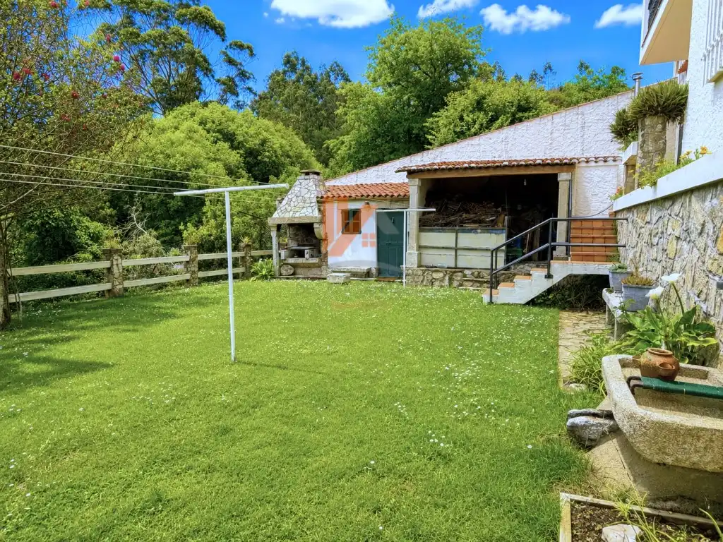 Vista exterior de Casa o xalet en venda en Santiago de Compostela  amb Jardí privat, Moblat i Forn