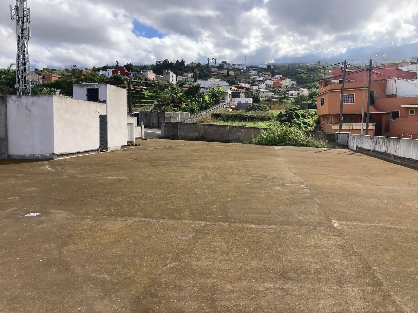 Vista exterior de Nave industrial en venta en Los Realejos