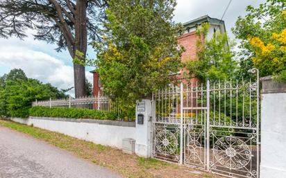 Vista exterior de Casa o xalet en venda en Siero amb Calefacció, Jardí privat i Terrassa