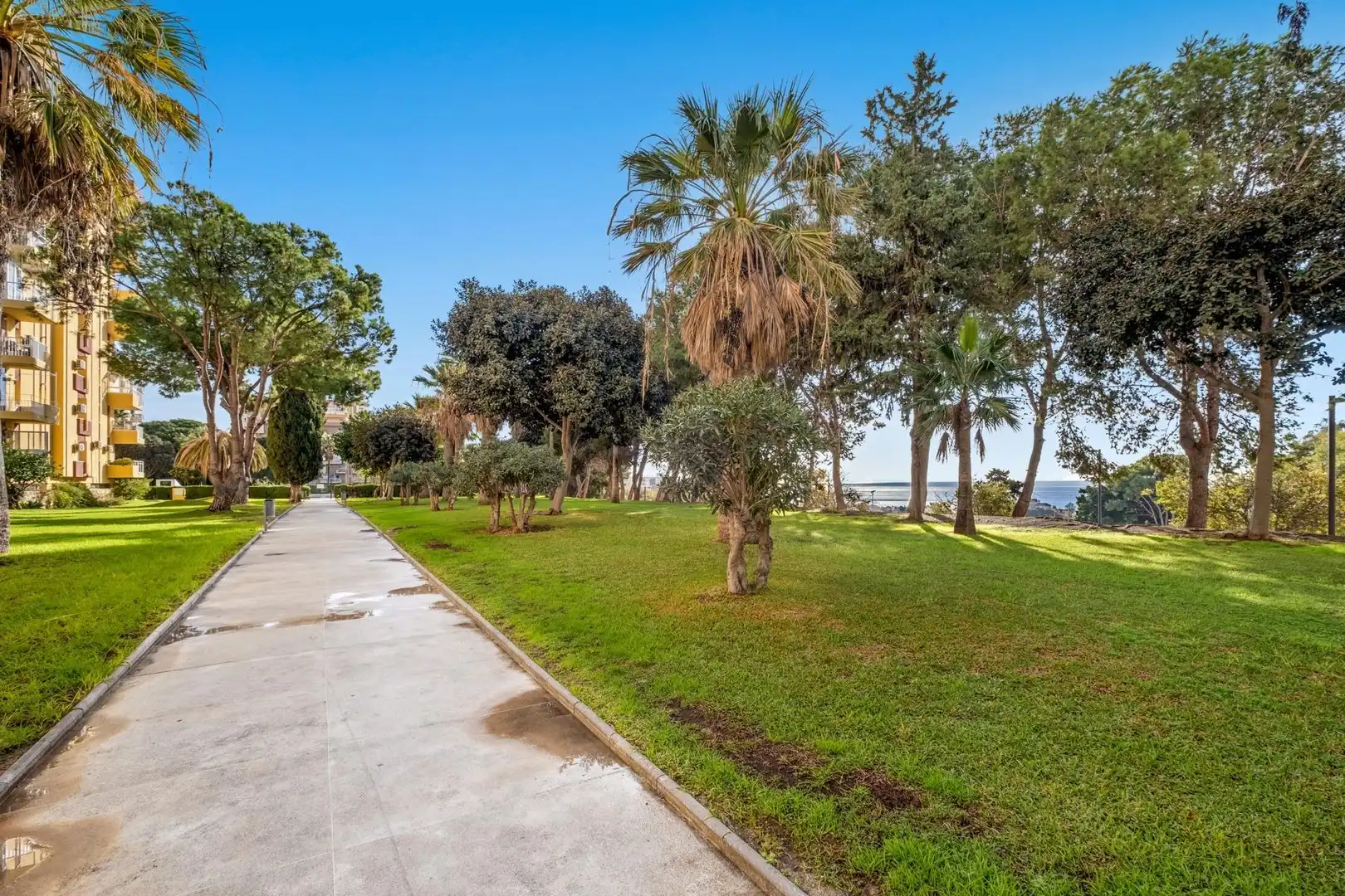 Jardí de Estudi en venda en Benalmádena amb Aire condicionat, Terrassa i Piscina comunitària