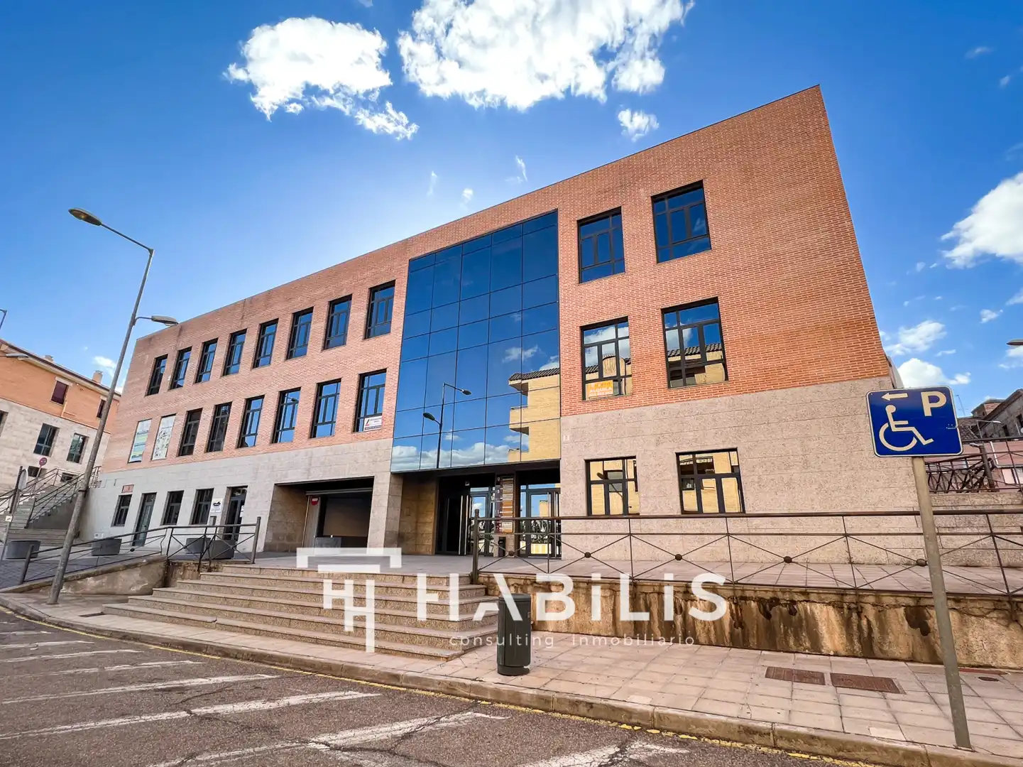 Vista exterior de Oficina en venda en Toledo amb Calefacció