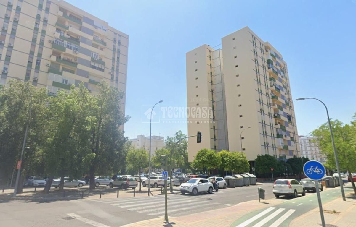 Vista exterior de Pis en venda en  Sevilla Capital amb Aire condicionat