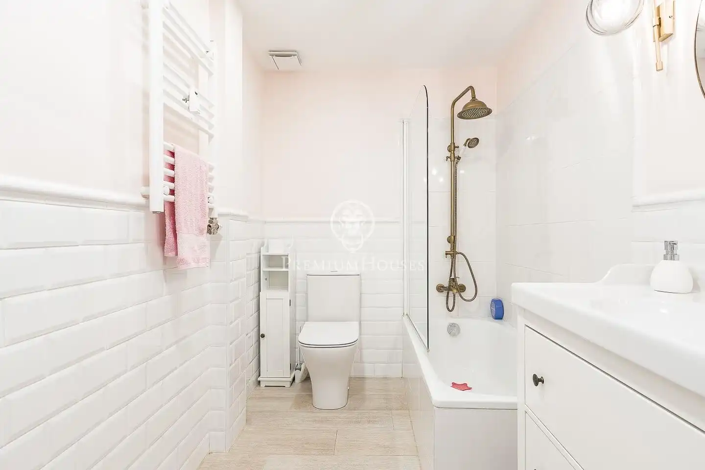 Badezimmer von Wohnungen zum Verkauf in Barcelona mit Klimaanlage, Heizung und Parkett