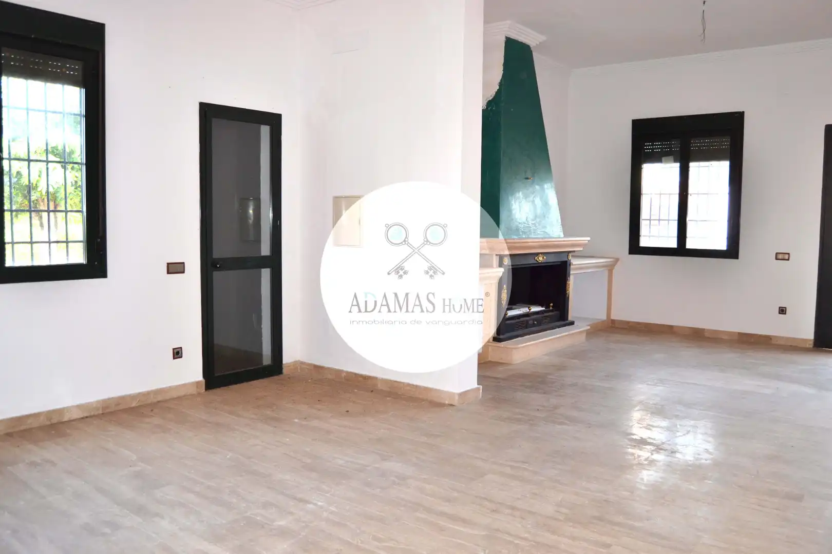 Sala d'estar de Casa o xalet en venda en Sanlúcar la Mayor amb Jardí privat, Terrassa i Piscina