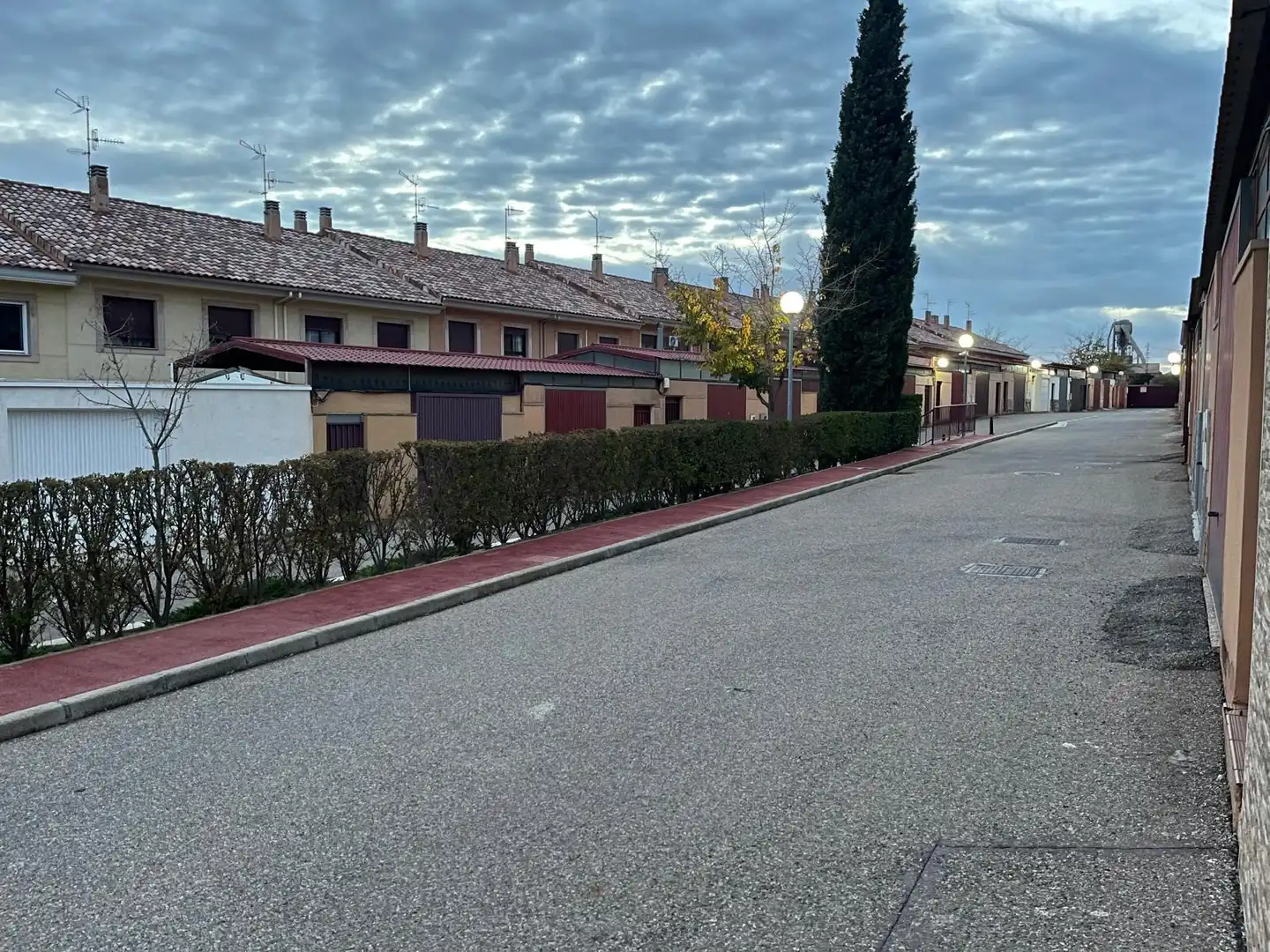Vista exterior de Casa adosada en venda en Almansa amb Calefacció, Jardí privat i Terrassa