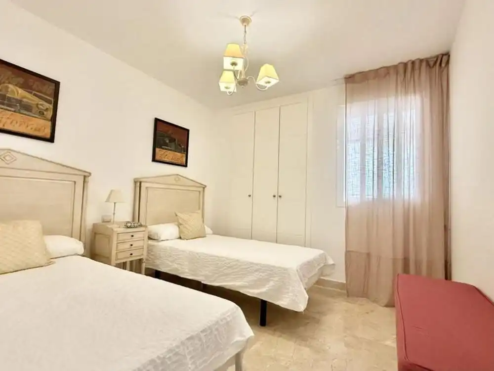 Schlafzimmer von Erdgeschoss zur Miete in Estepona mit Klimaanlage, Terrasse und Schwimmbad