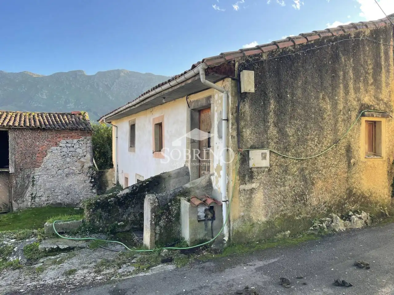 Außenansicht von Haus oder Chalet zum Verkauf in Llanes mit Privatgarten