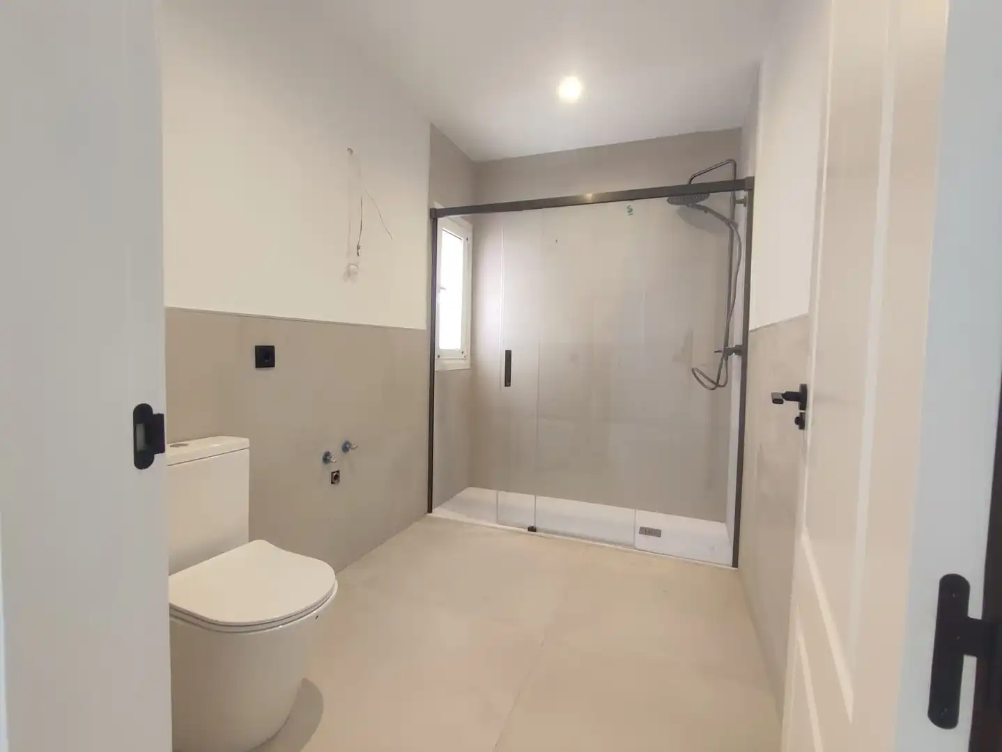 Badezimmer von Dachboden zum Verkauf in Estepona mit Terrasse und Schwimmbad