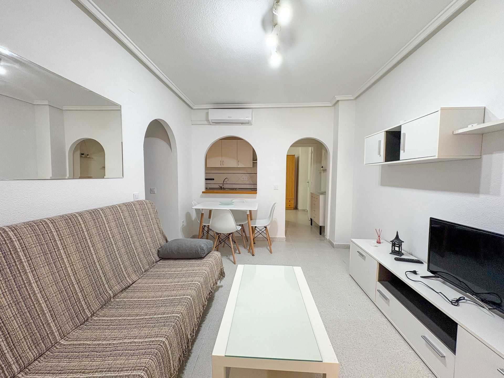 Sala d'estar de Pis de lloguer en Torrevieja amb Aire condicionat, Calefacció i Terrassa